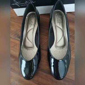 Soft Style Leather Low Heel Black Women's Shoes Sz 9.5.  New In Box